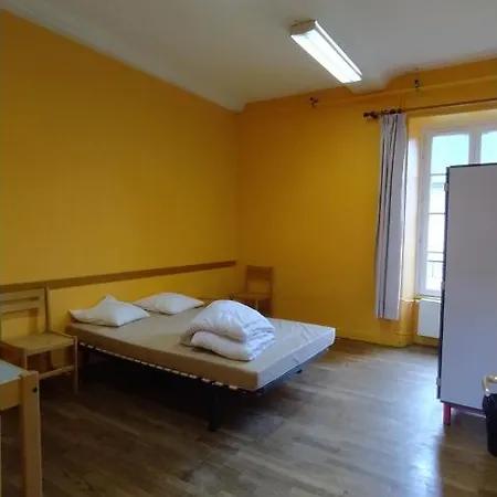 Logis Des Grands Chapeaux Hostel *